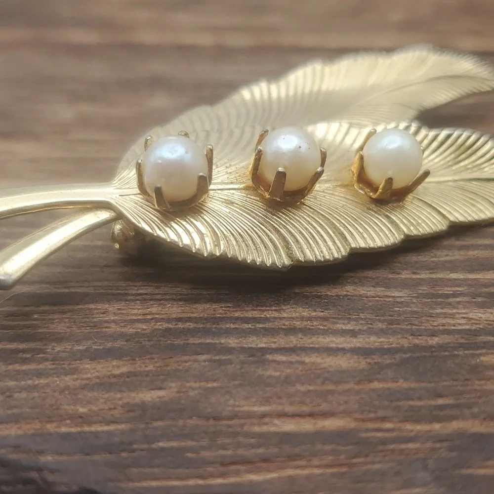 B636‎ bohemian floating leaf pearl clawfoot brooch